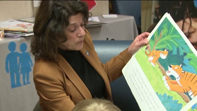 "Reach Out and Read Milwaukee:" Senator Leah Vukmir reads to children downtown