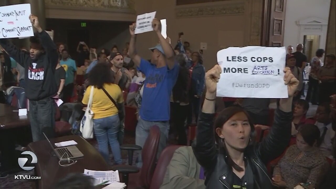 Protests delay budget vote at Oakland City Council meeting