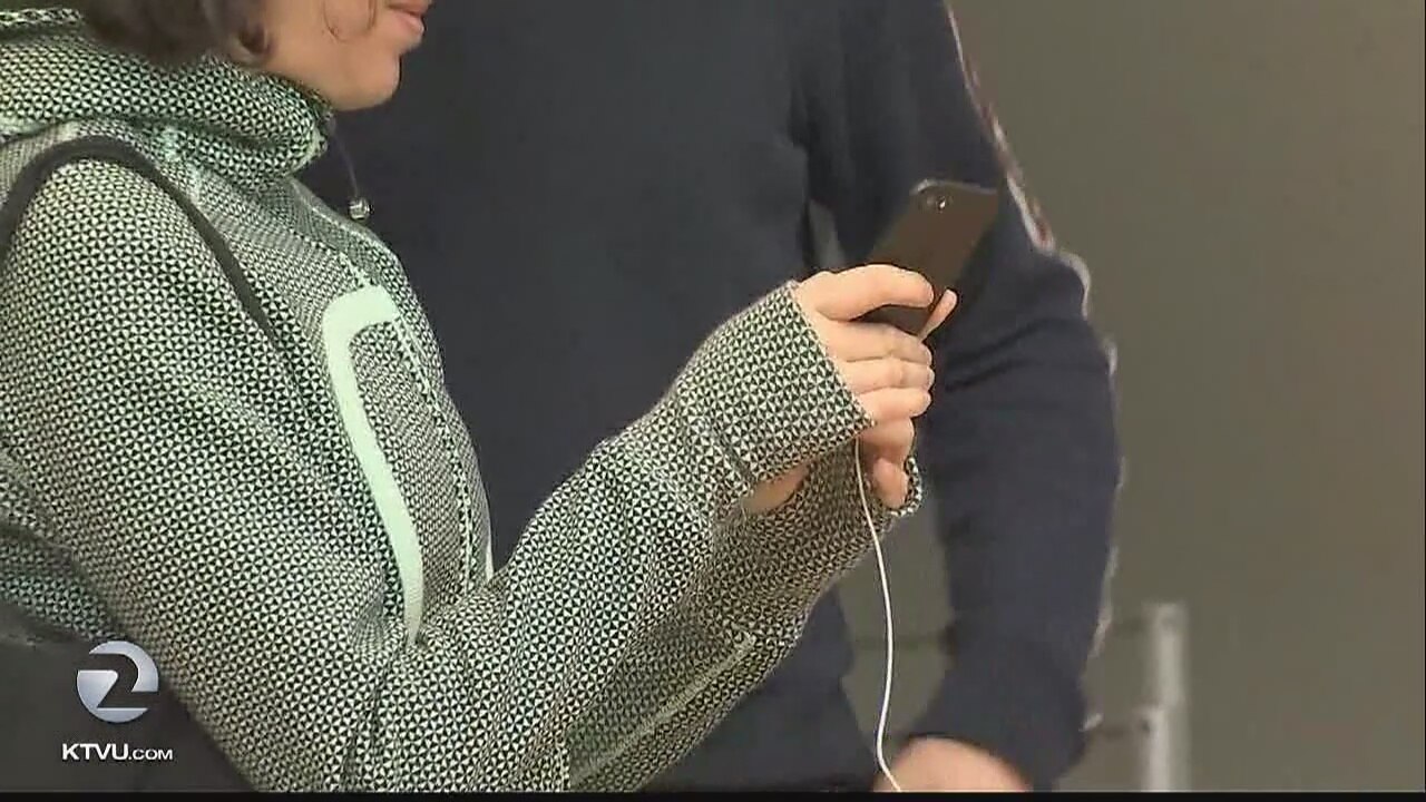SAN FRANCISCO: Bay Area residents get their hands on the iPhone