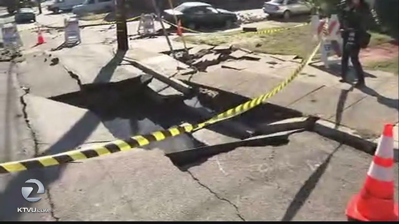 Water main break floods Oakland's streets
