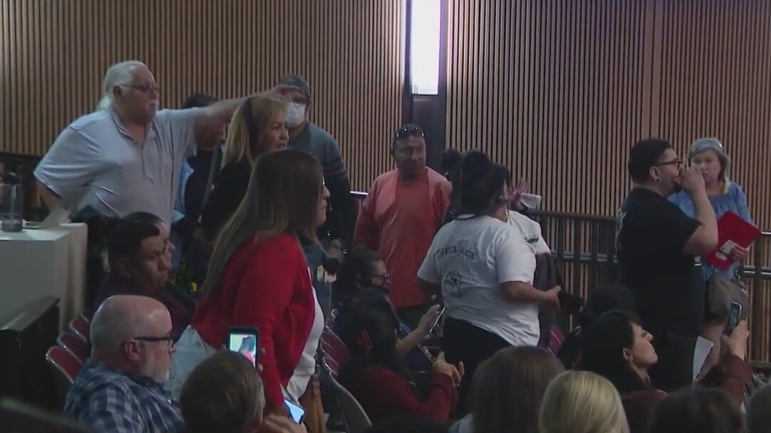 Phoenix mobile home park evictions: Tempers flare during City Council meeting