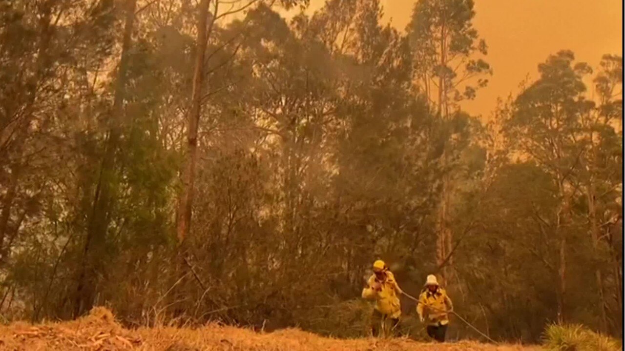 US firefighters cheered as they arrive in Australia