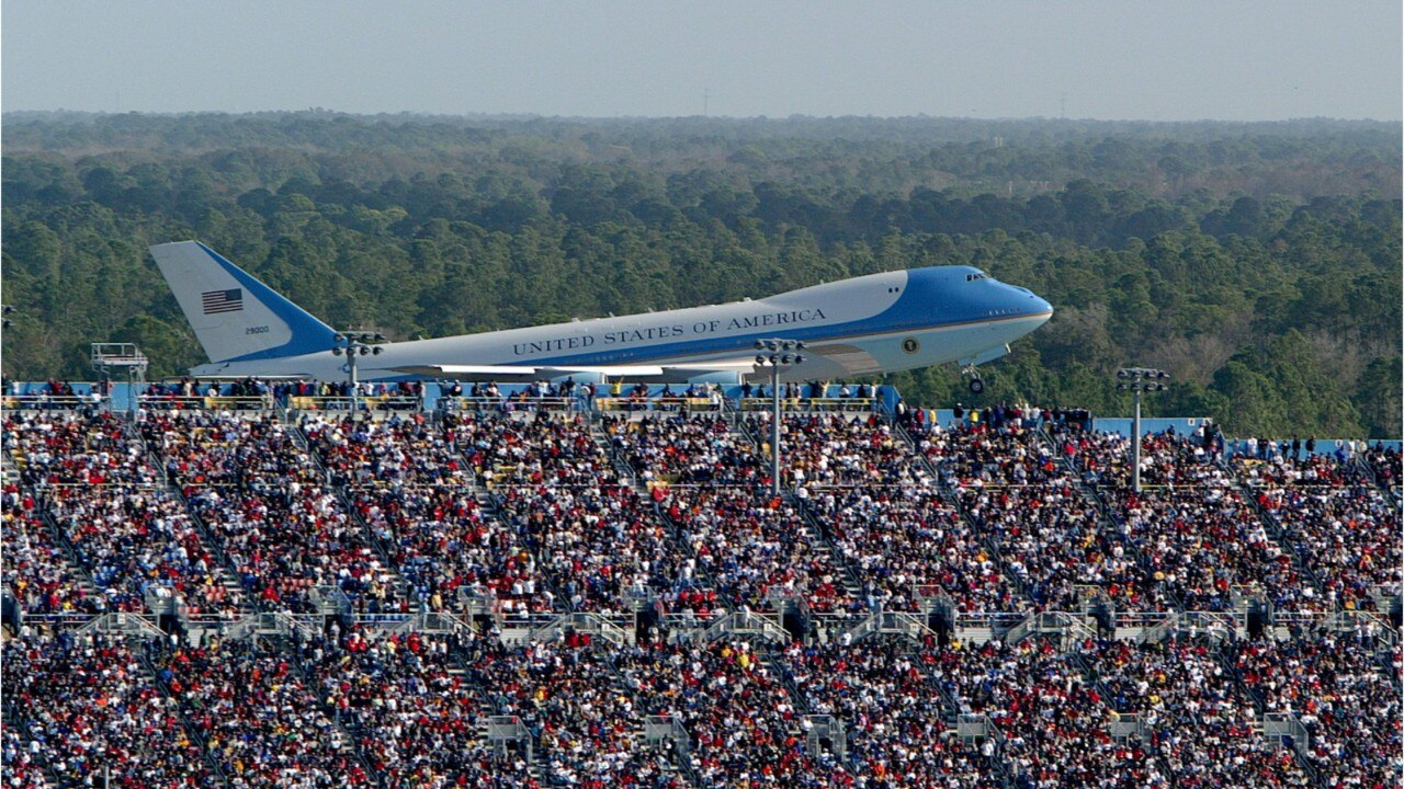 Trump campaign reportedly deletes Air Force One photo from 2004
