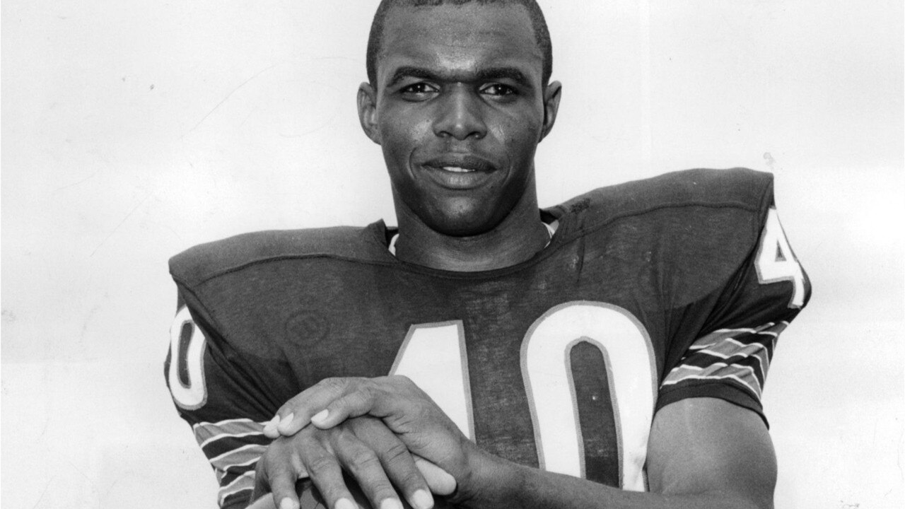 Gale Sayers, Chicago Bears legend, dies at 77
