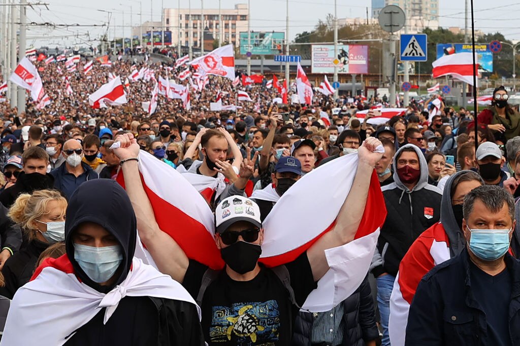 Belarusian authorities deploy water cannon on protesters in Minsk