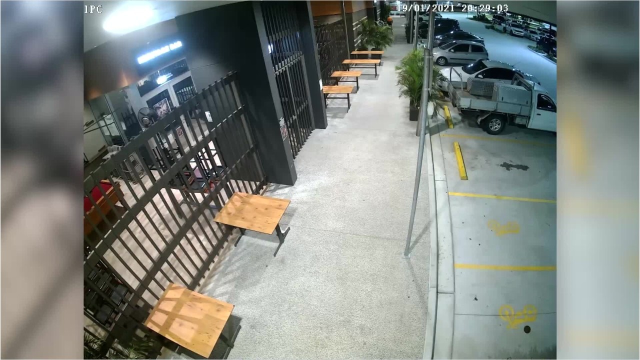 Elderly woman tackles thief who stole her purse