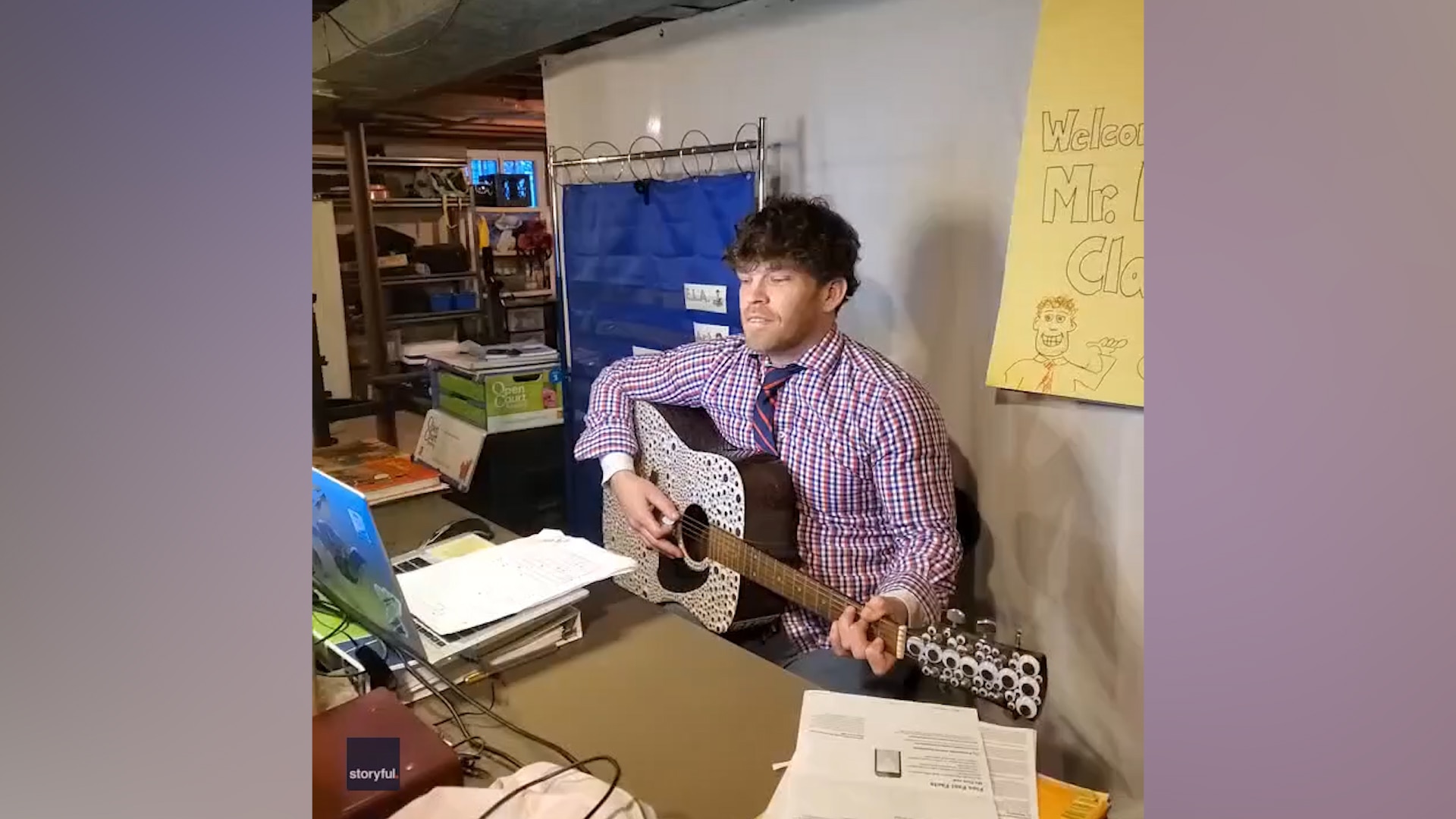 Maryland teacher sings to students