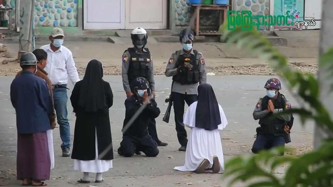 Nun kneels in front of police to stop Myanmar violence against protesters