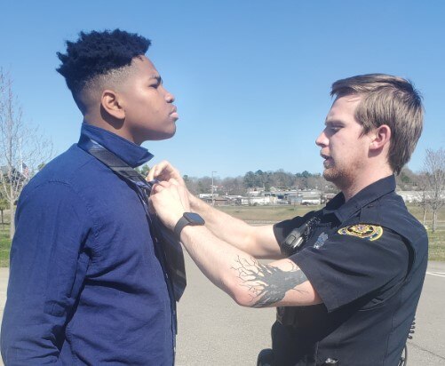 Tennessee cop stops, helps high school teens with their ties for senior photo