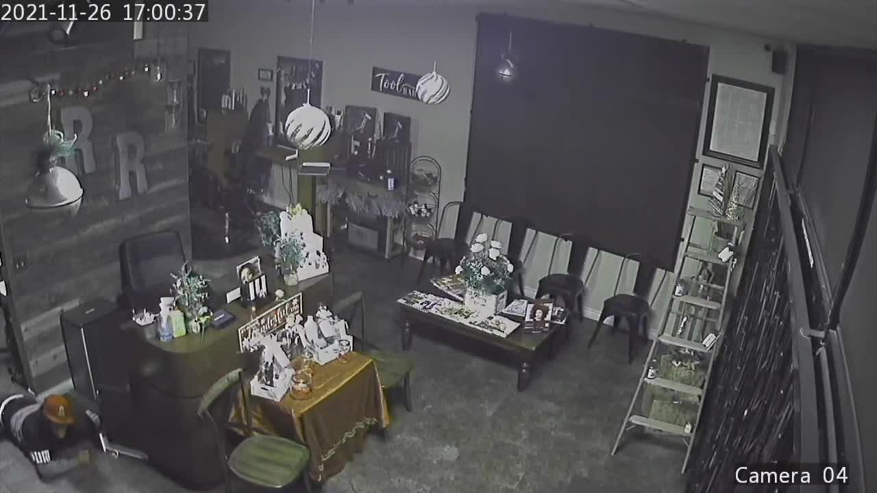 'Snake Burglar' Evades Motion Sensors, Steals $8k From Hair Salon in Southern California