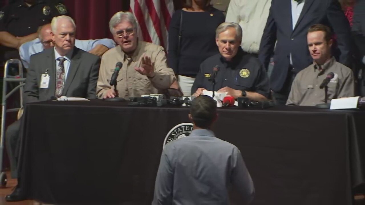 Beto O'Rourke confronts Texas Gov. Abbott during press conference, gets escorted out