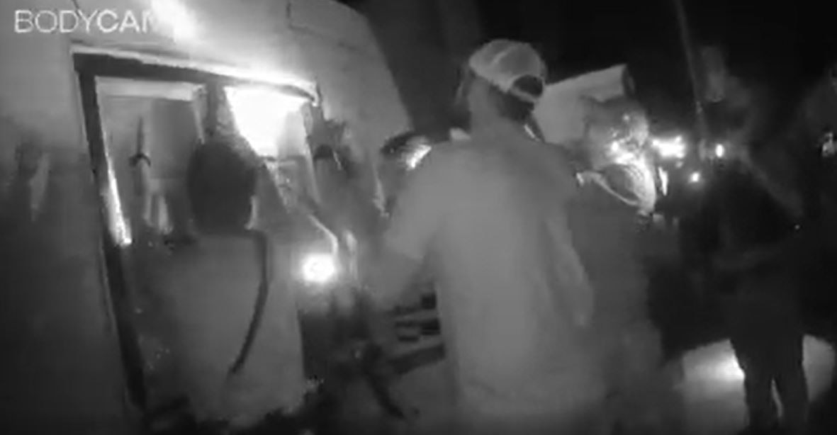 Police rescue children from apartment fire