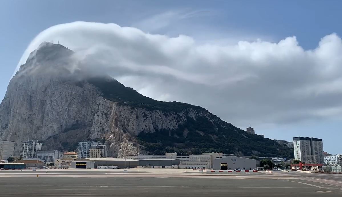 Stunning 'Levanter Cloud' Rolls Over Rock of Gibraltar