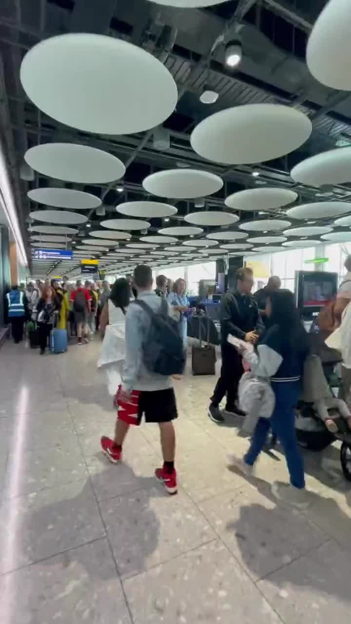 'Chaotic' scenes at Heathrow Airport as system failure leads to flight cancellations