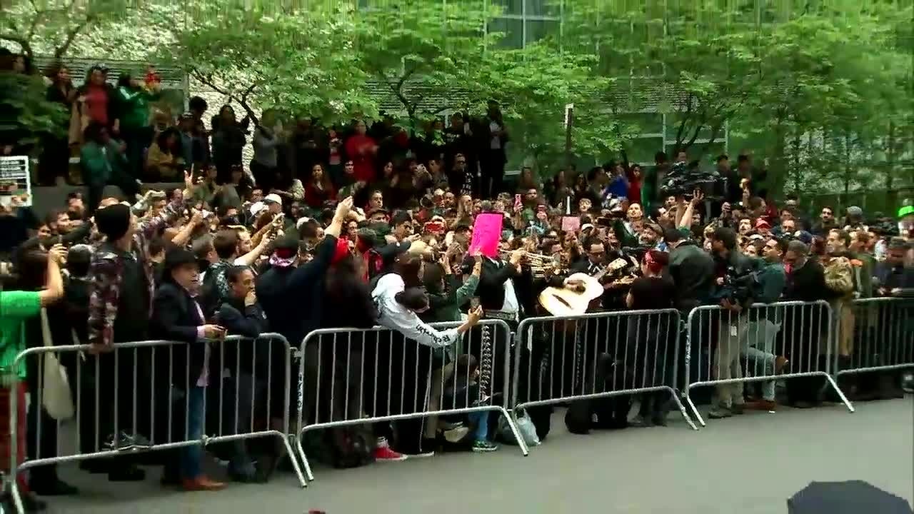 Mariachi bands protest ranting lawyer