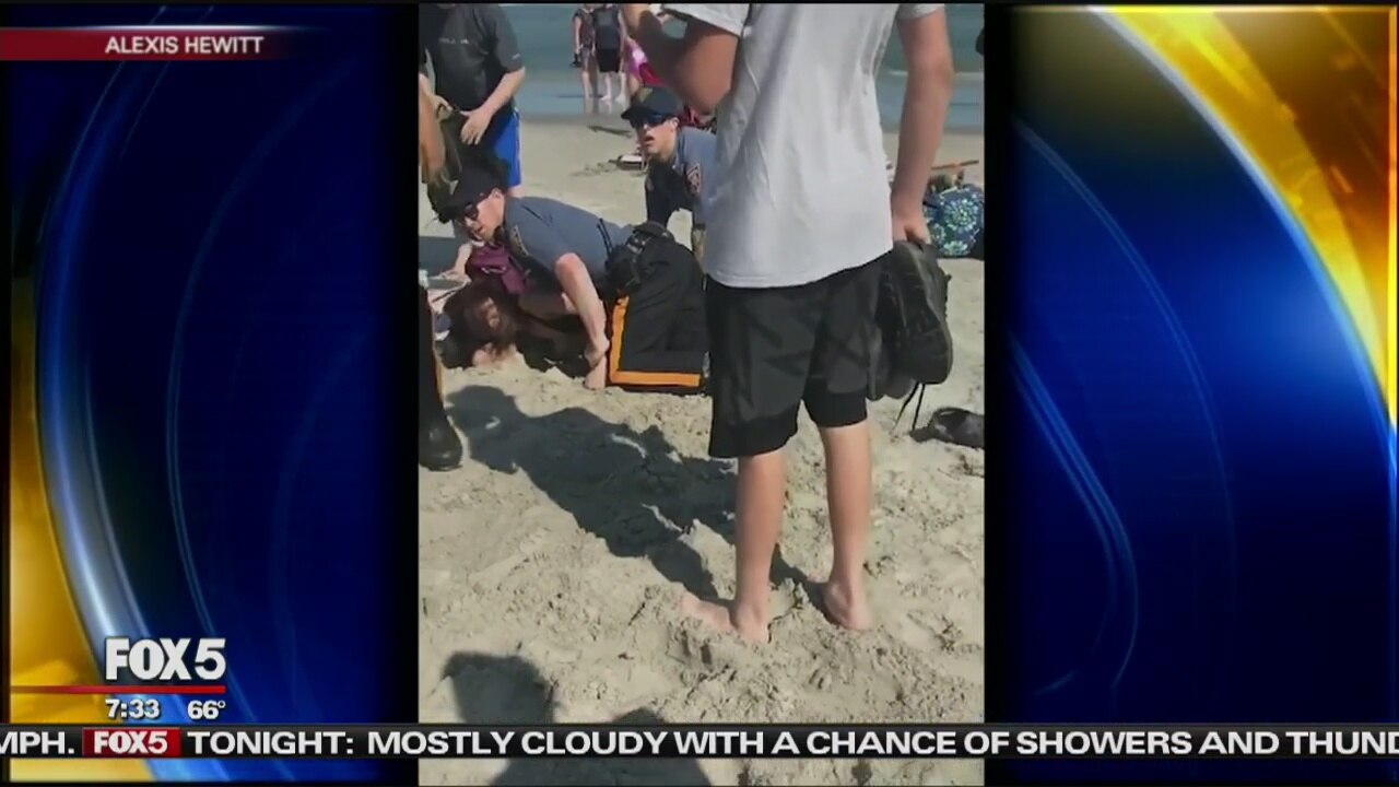 Mayor defends cops in beach arrest