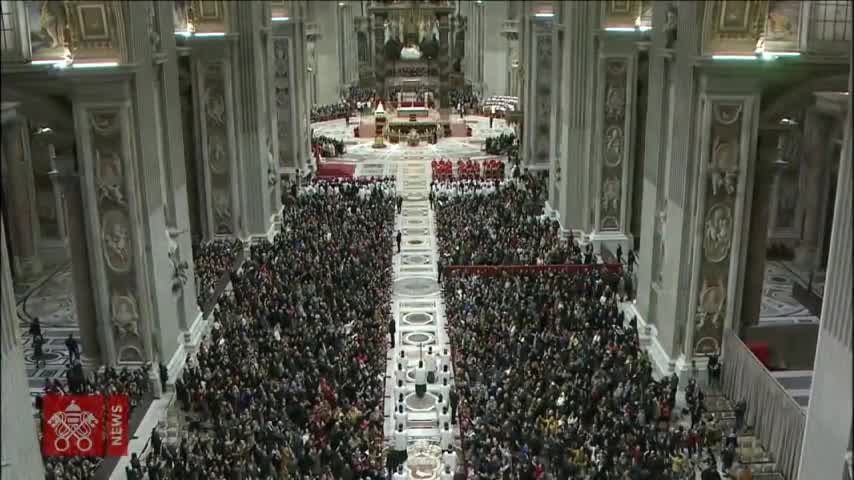 Pope reacts angrily on being grabbed by pilgrim