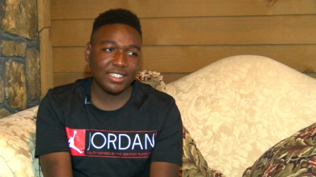 Double amputee graduate walks on stage