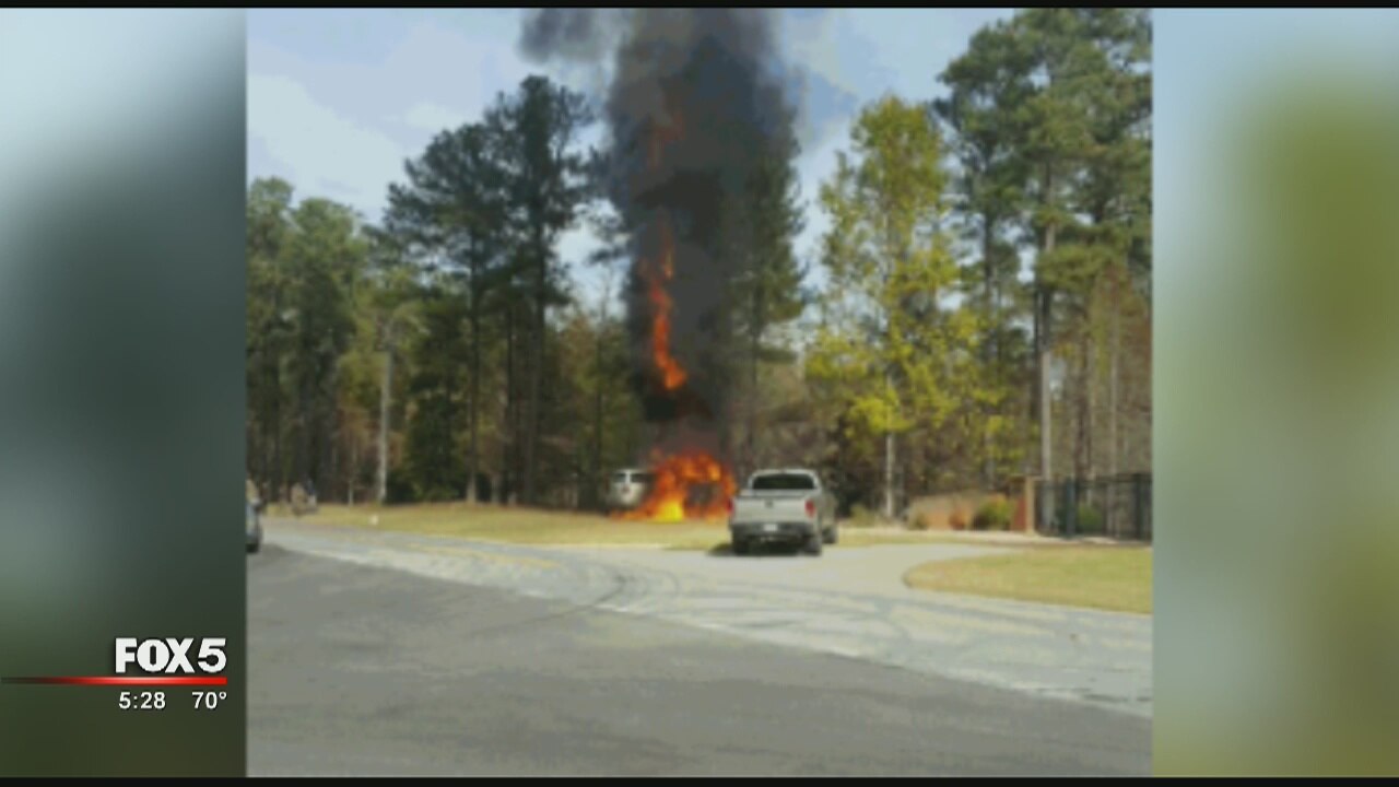 Witnesses save teen from burning car