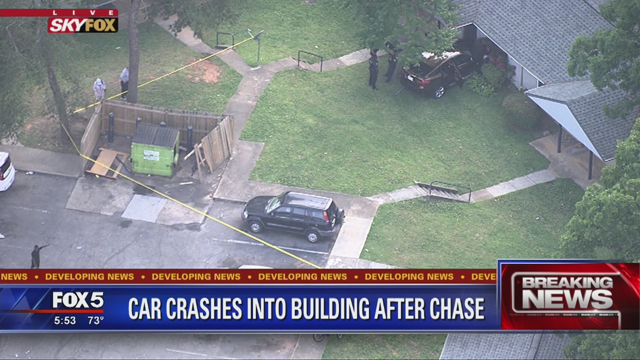 Car crashes into building after chase