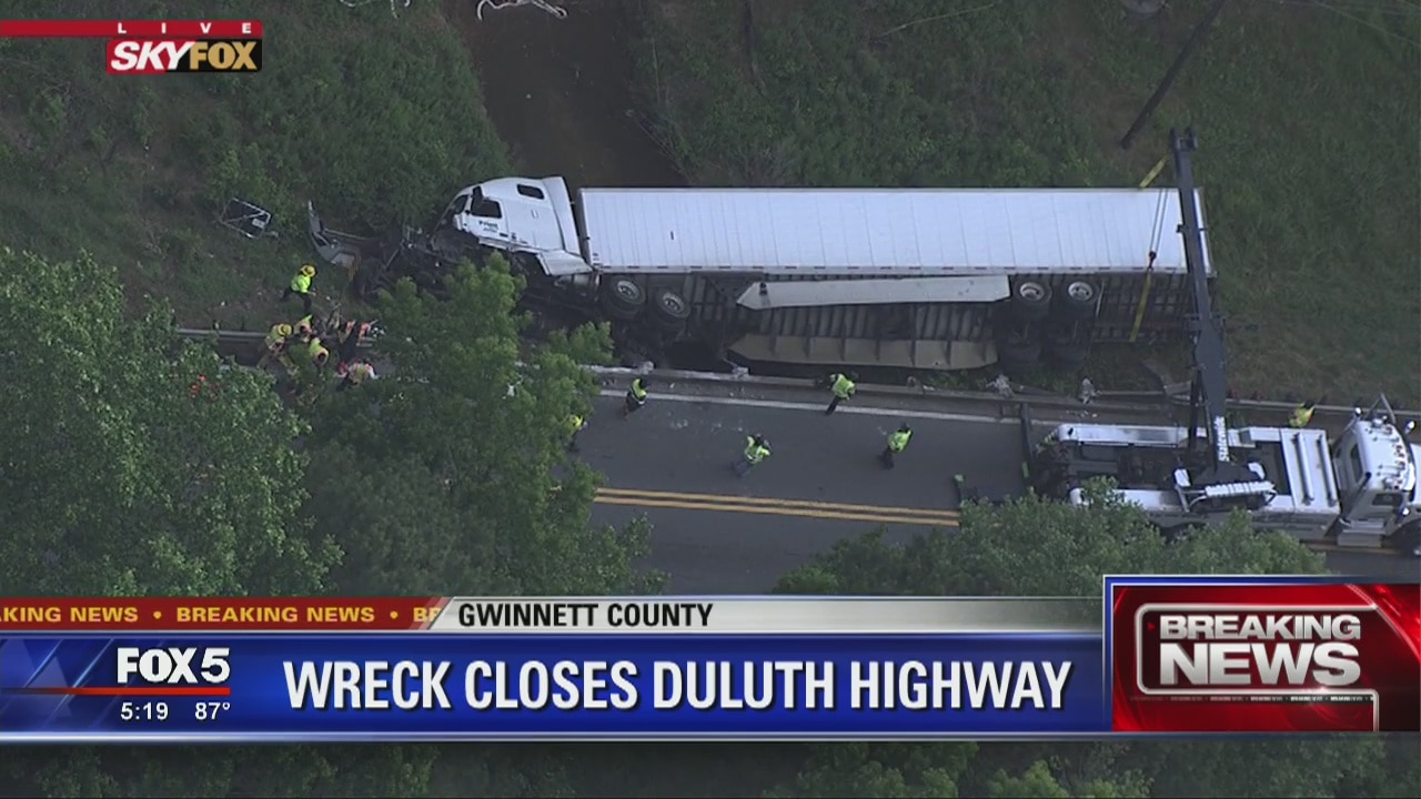 Wreck closes Duluth Highway