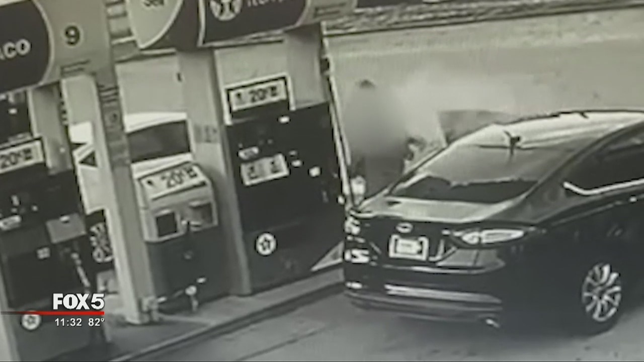 Robber pepper sprays driver