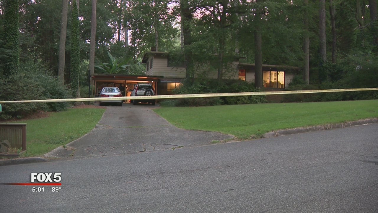 Homeowner shoots and kills man who breaks in with machete