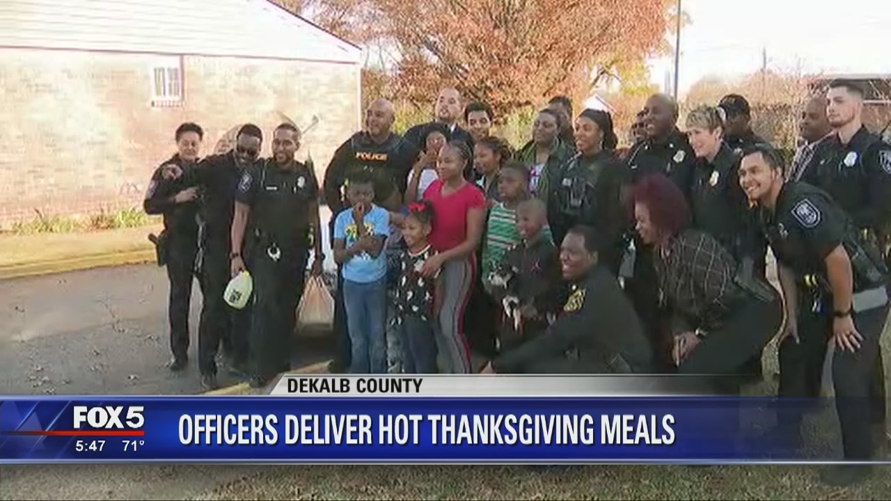 Officer deliver hot Thanksgiving meals