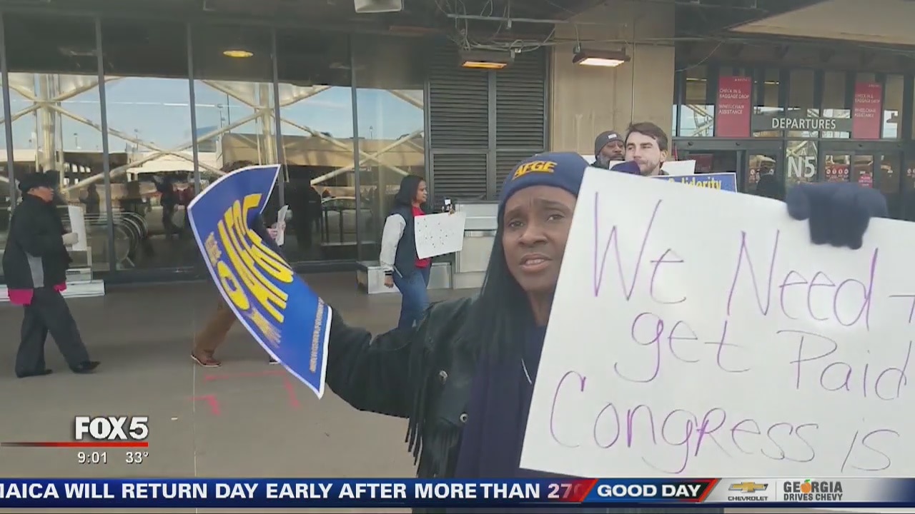 TSA workers rally for action while still working without pay
