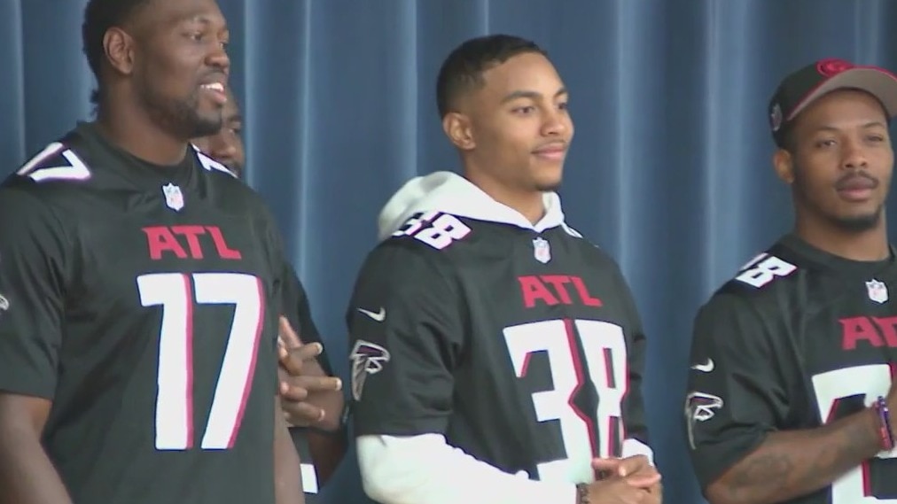 Falcons players visit elementary school