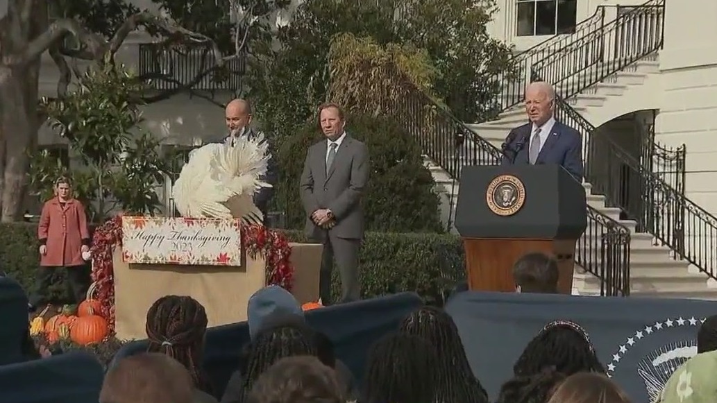 Biden recognizes Rosalynn Carter at turkey pardoning