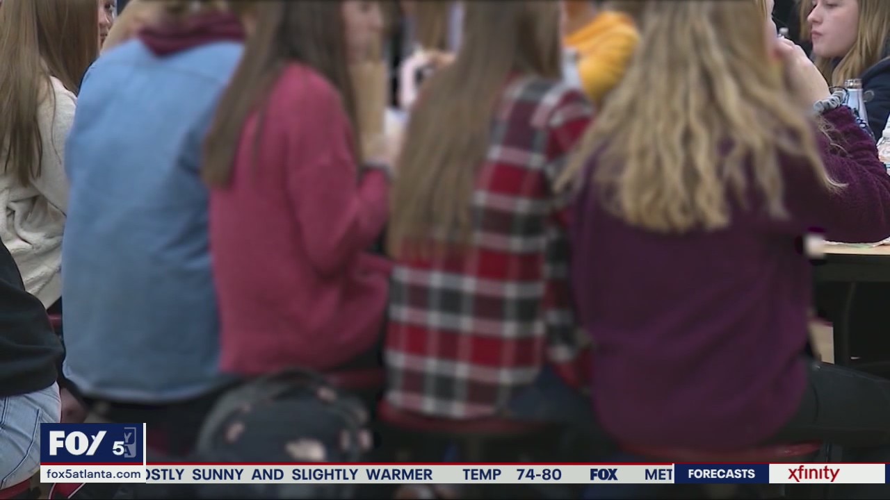 Restaurant pays student employees to do homework