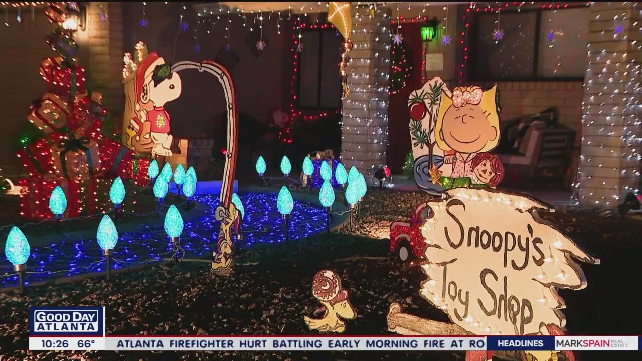 'Peanuts'-inspired holiday decorations light up Arizona house