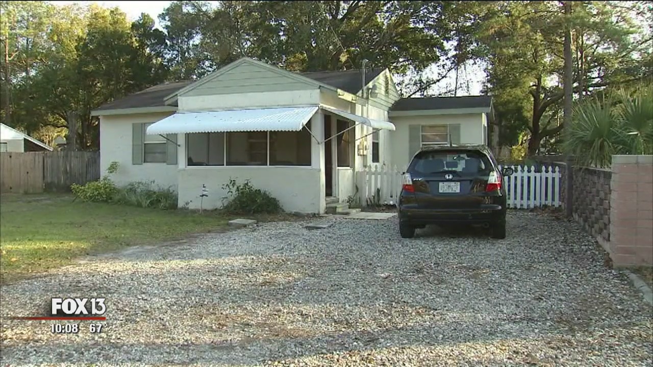 Man fights off robbers