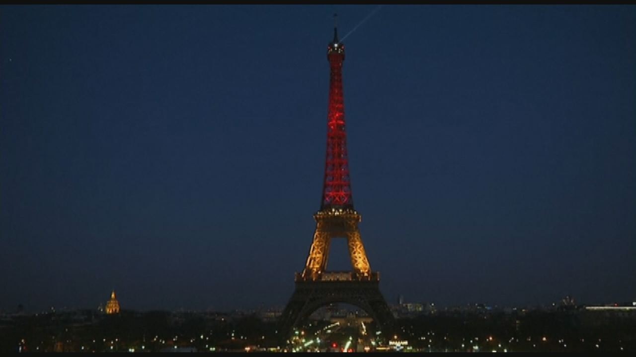 Eiffel Tower honors terror victims