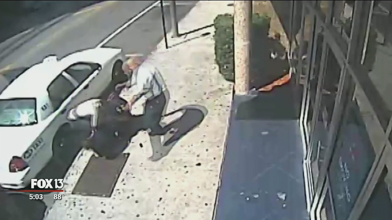 Good Samaritans help officer