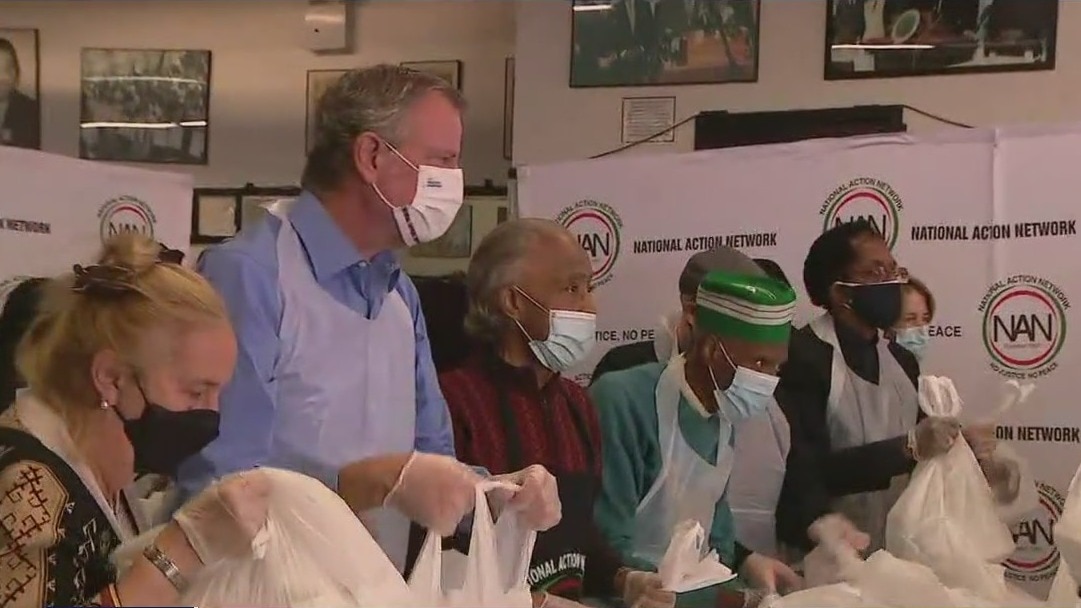 Mayor de Blasio hands out Thanksgiving meals with Rev. Al Sharpton