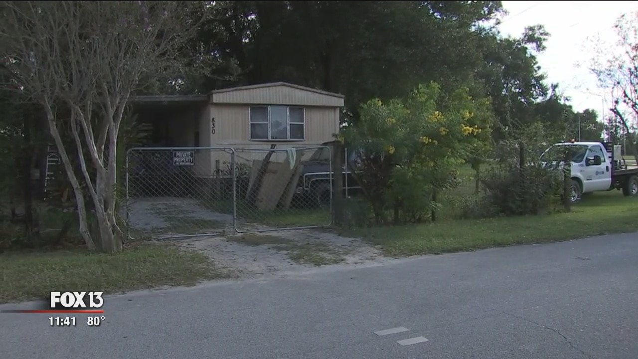 Man shoots himself in the head, then points gun at deputies