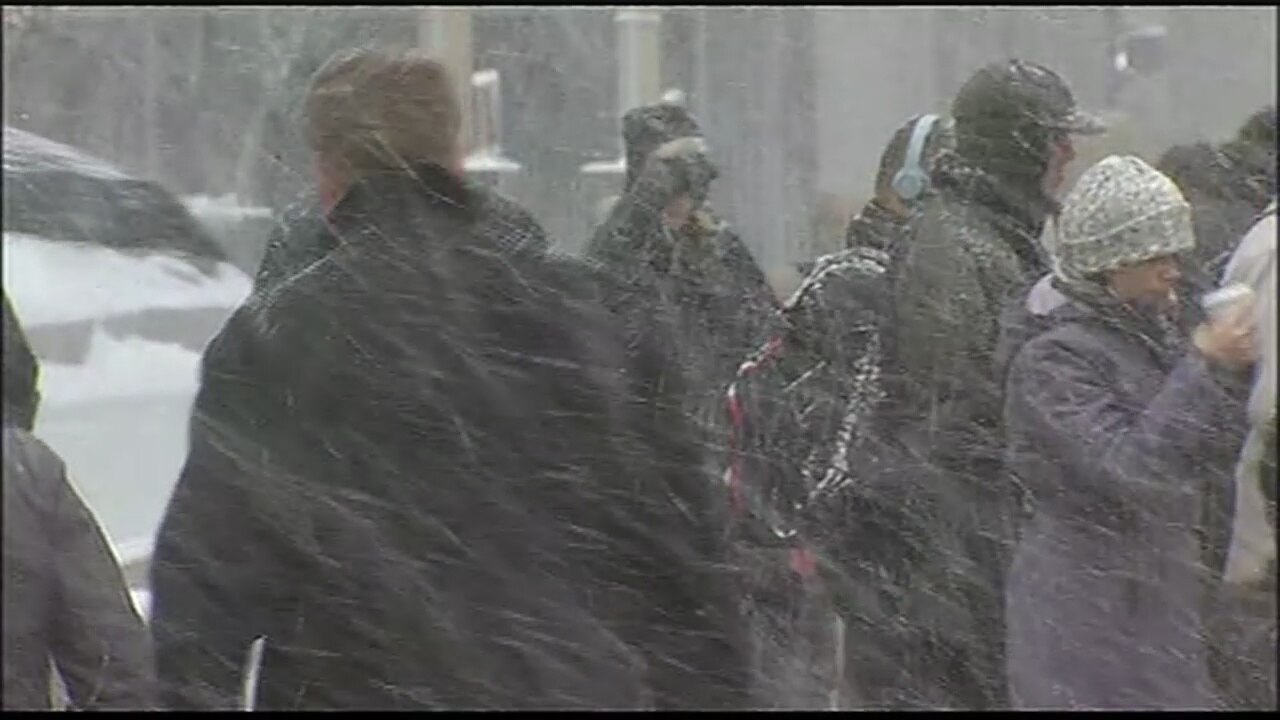 Snow falls in Chicago 12.30.15