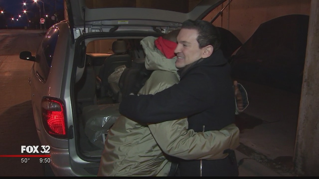 2 Chicago men provide sleeping bag coats for homeless population