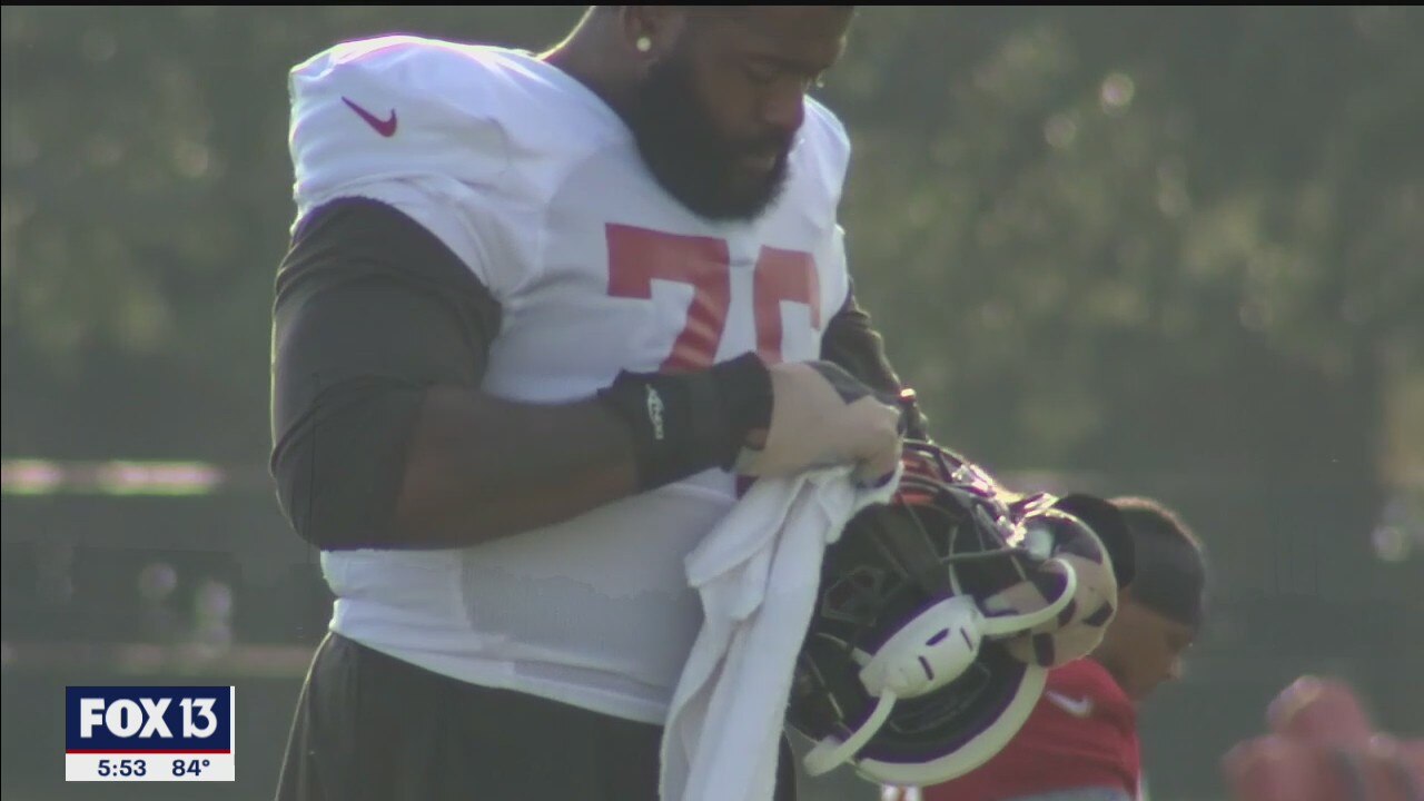 Donovan Smith signs 2-year extension with Bucs