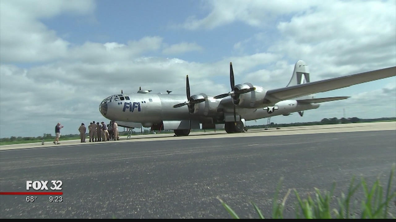 WWII bomber plane takes to the skies over Chicago