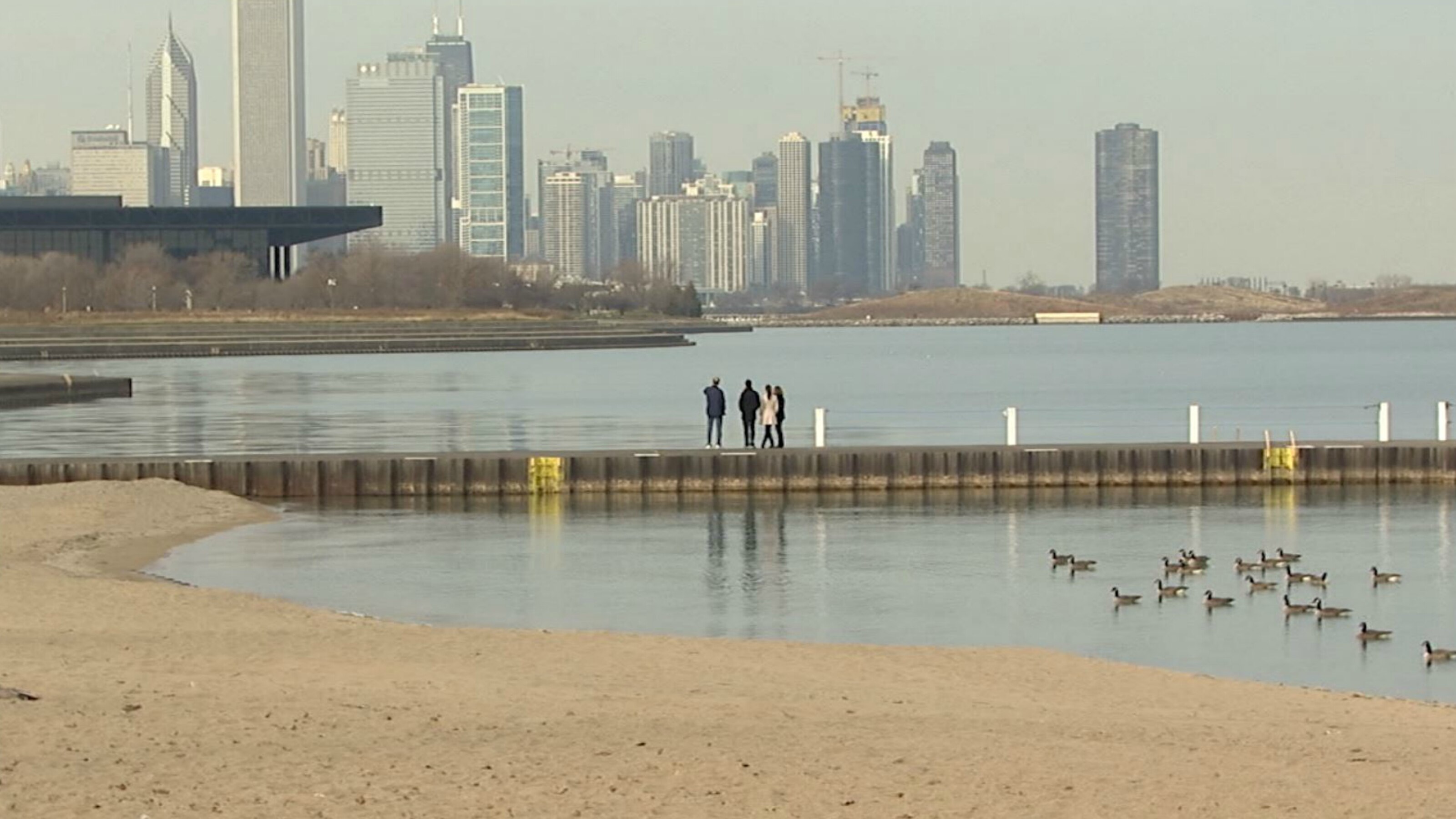 Warm weather brings Chicagoans outside