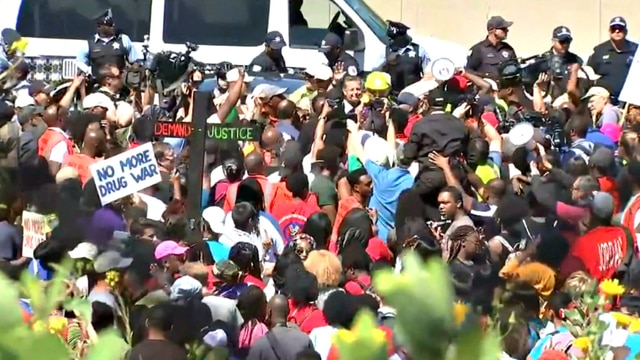 Protest against gun violence blocks the Dan Ryan