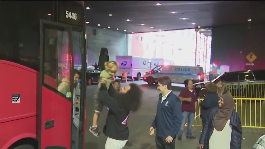 Bus of asylum seekers arrives in Manhattan