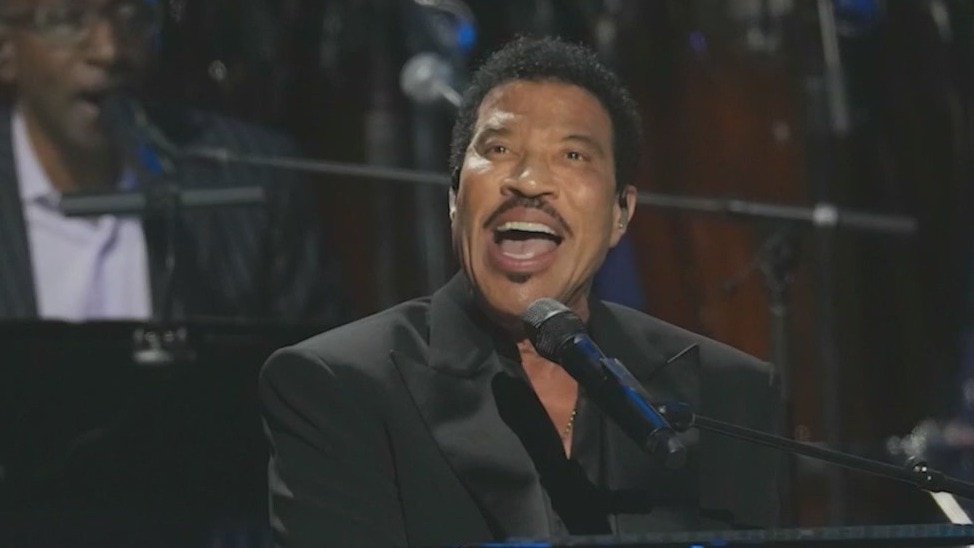 Lionel Richie fans return after canceled show