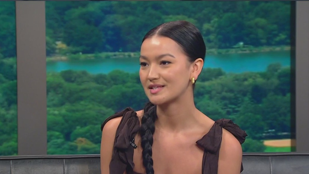 Princess Jasmine races from JFK to stage