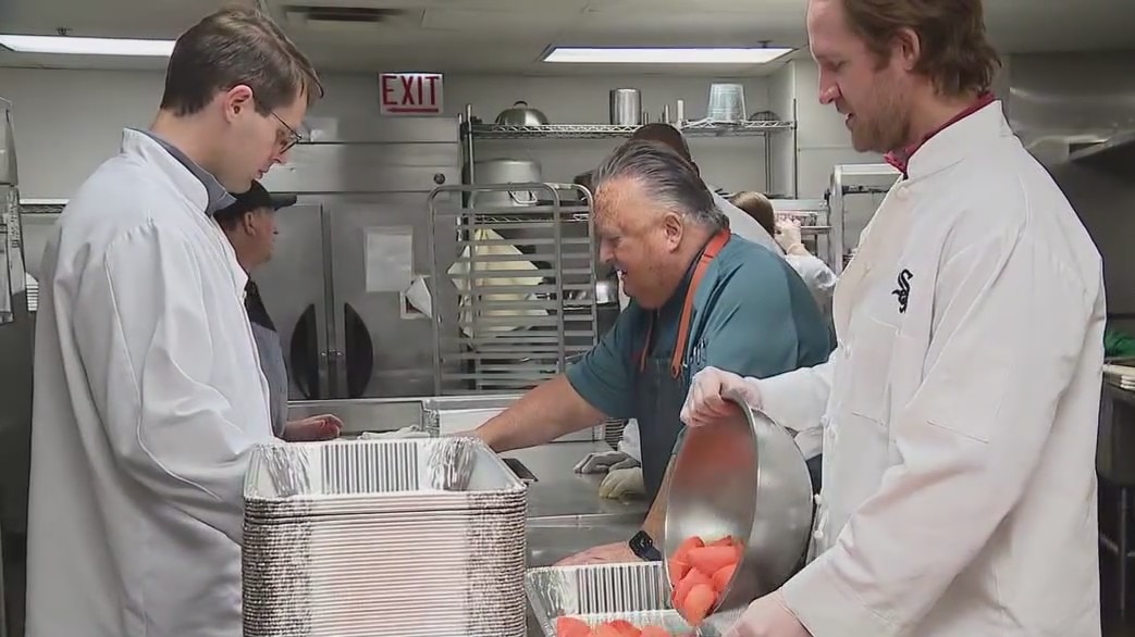 Chicago restaurant company making massive Thanksgiving meal for city's homeless population