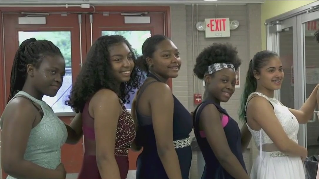 Charity provides low-income Chicago teens with dream dresses for prom