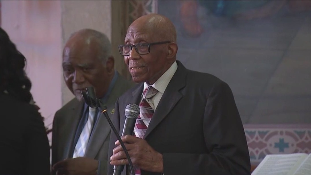 98-year-old Chicago man who still works 7 days a week honored for longevity, outlook